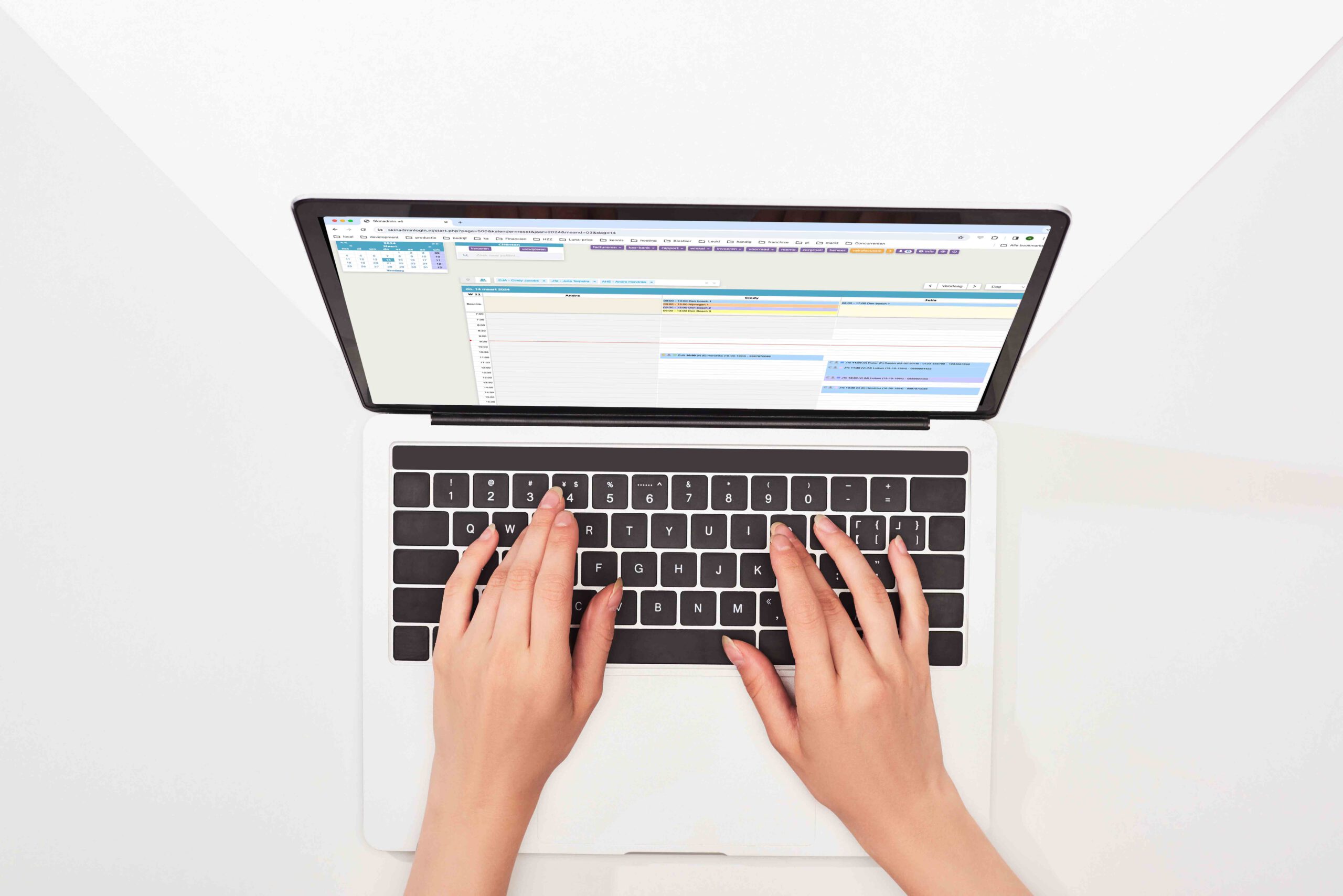 Behandelaar werkt met Skinadmin op een laptop